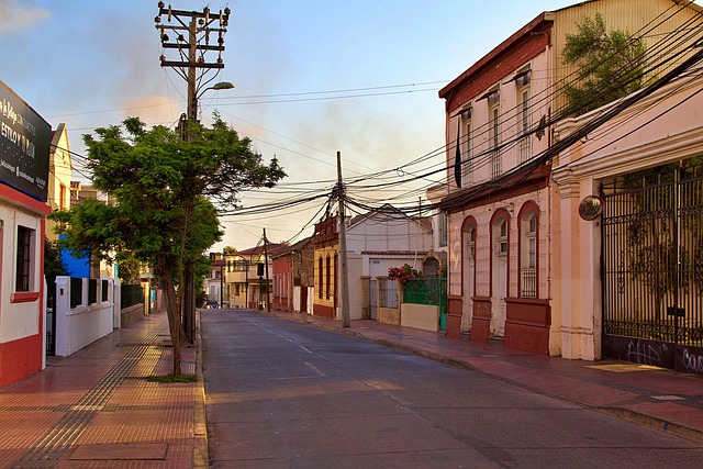 Scena serena di una barca a vela nel Mediterraneo al tramonto